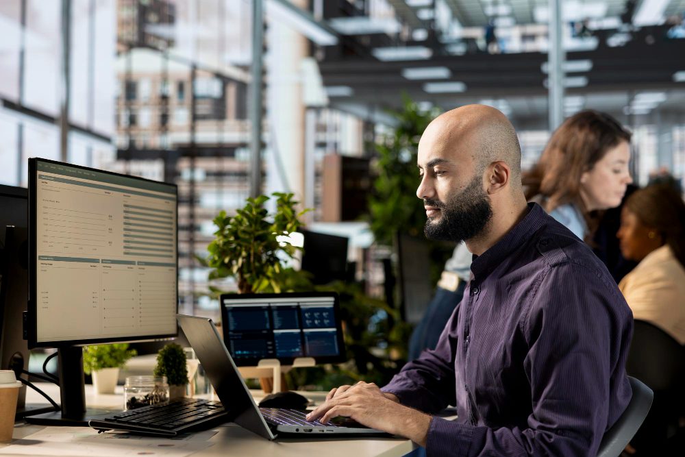 Técnico de empresa de ciberseguridad en Madrid configurando firewall para pyme local